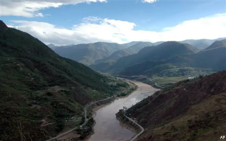 Am-Ende-der-Xiling-Schlucht-in-der-zentralchinesischen-Provinz-Hubei-staut-er-den-groessten-Fluss-Asiens-den-Jangtse