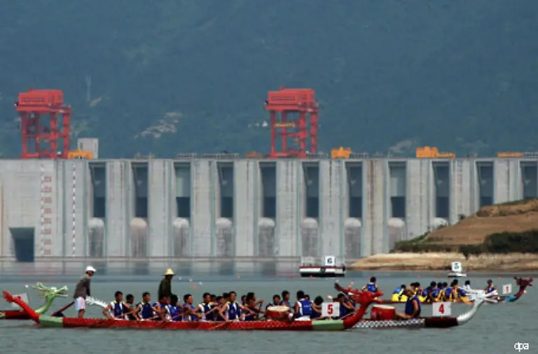 Bis-Ende-2008-fasste-der-Stausee-knapp-40-Milliarden-Kubikmeter-40-000-Milliarden-Liter-Wasser-und-erstreckte-sich-hinter-der-Staumauer-mehr-als-620-Kilometer-weit-durch-das-Tal