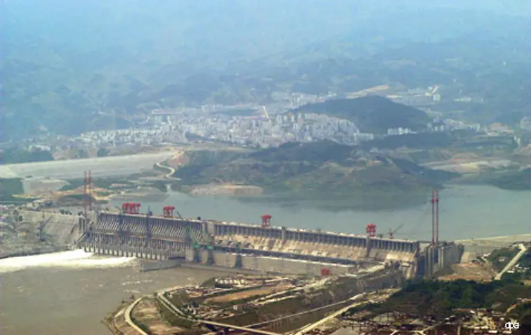 Der-Damm-hebt-den-Wasserpegel-um-65-Meter-ueber-den-vorherigen-Stand-des-Flusses-ein-Vorteil-fuer-die-Schiffahrt-auf-dem-Jangtse-ein-Nachteil-fuer-Millionen-Menschen-die-den-Fluten-weichen-muessen