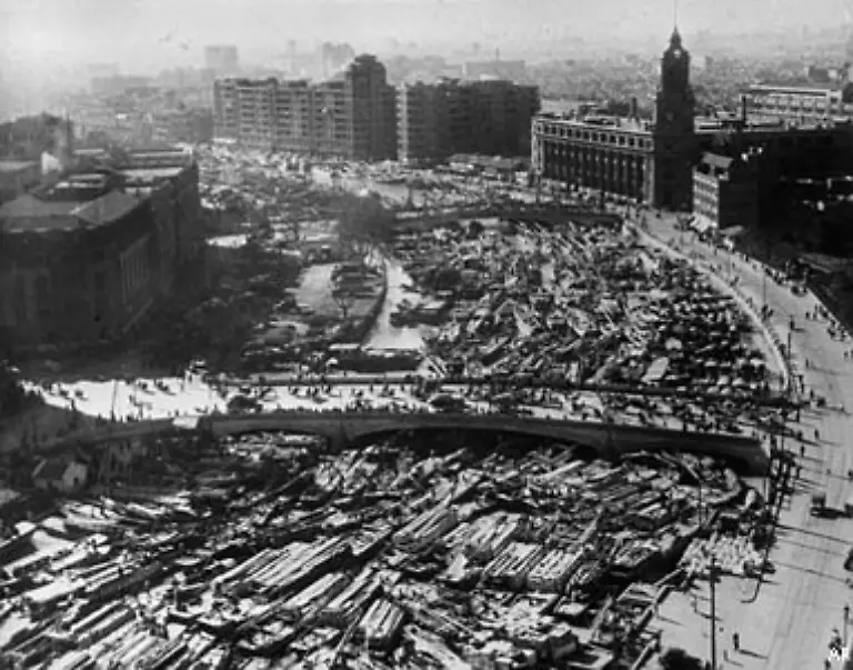 Durch-den-wieder-aufflammenden-Buergerkrieg-wurde-der-Bau-jedoch-verhindert-1946-nutzten-viele-Chinesen-den-Jangtse-als-Fluchtweg-als-sie-vor-den-herrannahenden-kommunistischen-Truppen-flohen