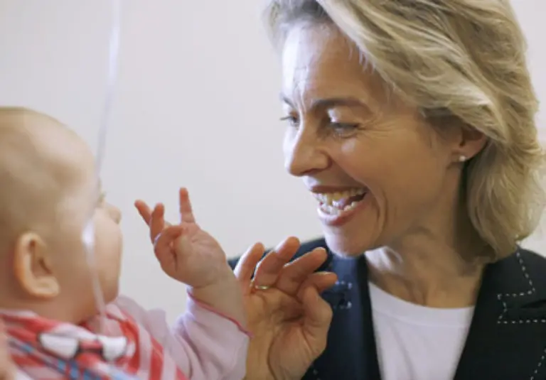 Von-der-Leyen-selbst-hegt-dabei-immer-noch-erhebliche-Vorbehalte-gegen-ein-Betreuungsgeld-Ihr-Argument-Gerade-bildungsferne-gerade-aermere-Familien-bekommen-mit-dem-Betreuungsgeld-einen-Anreiz-ihre-Kinder-nicht-in-die-Kita-zu-schicken