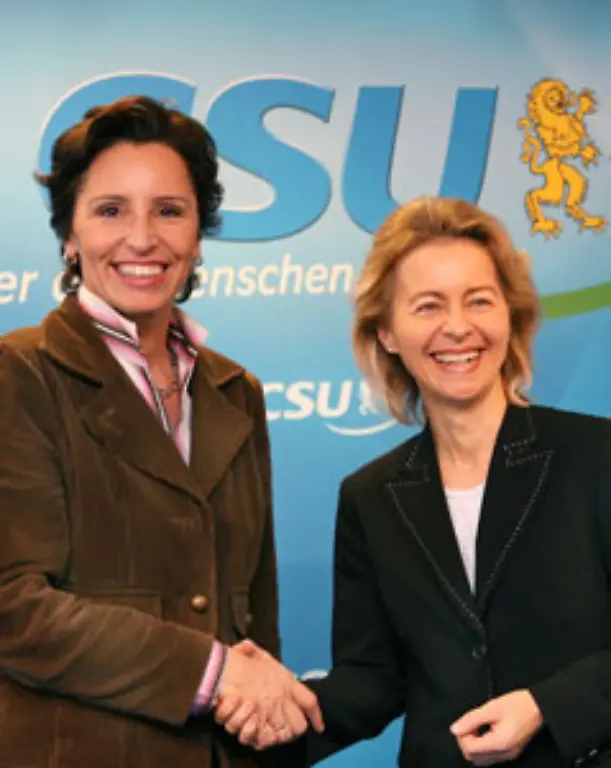 Doch-um-den-Unionsfrieden-nicht-zu-gefaehrden-suchte-sie-kuerzlich-demonstrativ-das-Gespraech-mit-der-neuen-CSU-Spitze-im-Bild-mit-CSU-Generalsekretaerin-Christine-Haderthauer-Man-versicherte-sich-gegenseitiger-Unterstuetzung