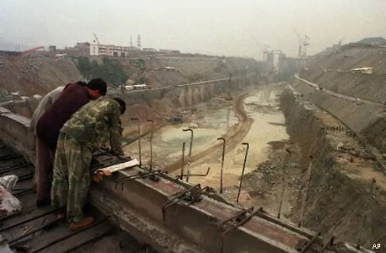 Doch-zunaechst-musste-der-Jangtse-umgeleitet-werden-Dies-geschah-mit-Hilfe-eines-3-7-Kilometer-langen-Kanals-am-suedlichen-Ufer-der-riesigen-Baustelle