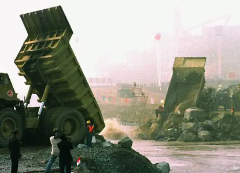 Lastwagen-karrten-Berge-von-Sand-und-Steinen-heran-und-versenkten-sie-im-Fluss