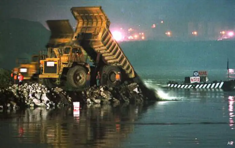 Hunderte-von-Wagenladungen-Zement-wurden-taeglich-verbraucht