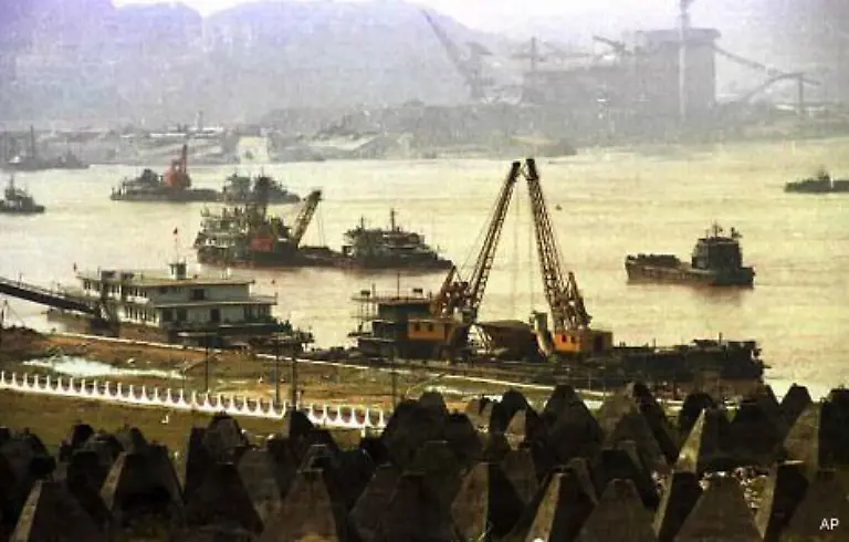 13-Tonnen-schwere-Zementbloecke-blockierten-den-natuerlichen-Lauf-des-Flusses