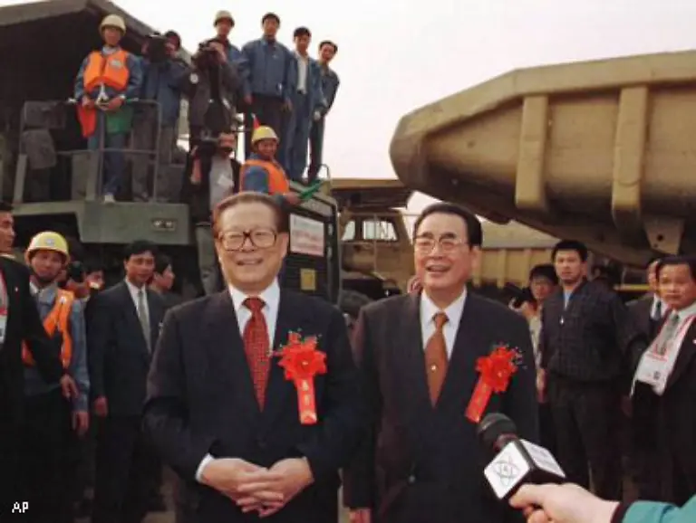 Am-8-November-1997-beglueckwuenschten-Chinas-ehemalige-Politspitzen-Premierminister-Li-Peng-rechts-und-Jiang-Zemin-der-Staatspraesident-und-Generalsekretaer-der-KP-China-die-Arbeiter-vor-Ort-zur-Fertigstellung-der-Vorarbeiten