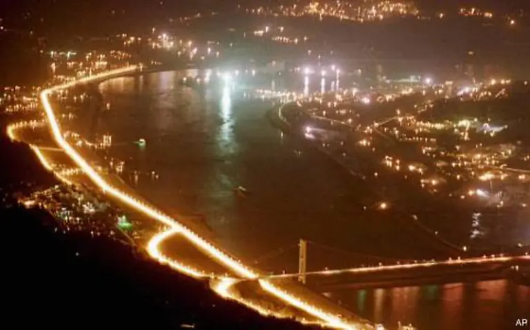 Der-Schiffsverkehr-wurde-vorruebergehend-in-das-neue-Flussbett-umgeleitet