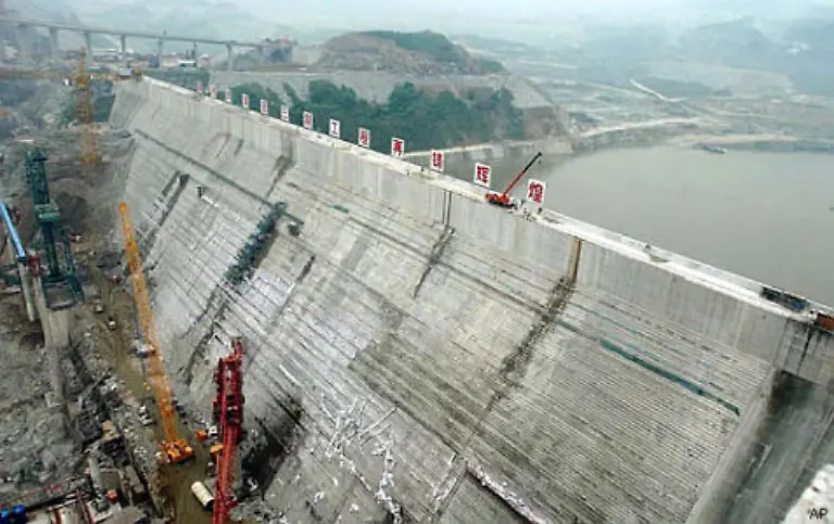 Rekordmengen-an-Beton-nahmen-im-Jangtse-Form-an