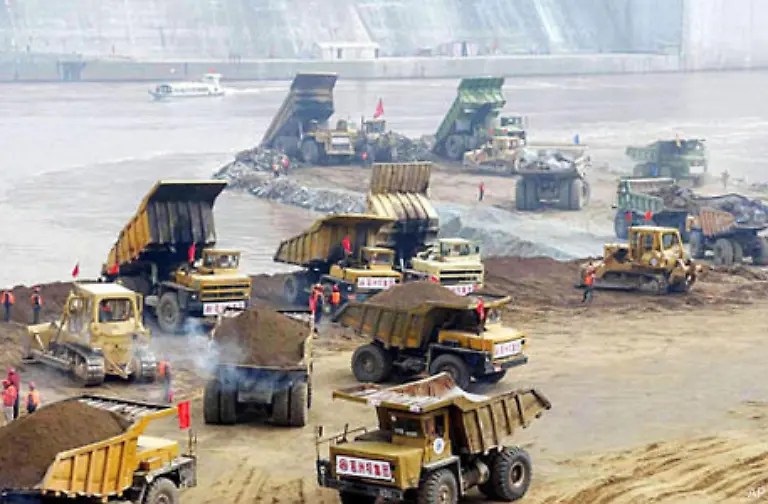 Unaufhoerlich-wurde-gegraben-aufgeschuettet-und-weggeschafft-Milliarden-Kubikmeter-Erde-und-Felsen-wurden-abgetragen-und-an-anderer-Stelle-wieder-aufgefuellt