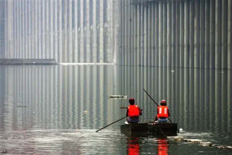 Zunaechst-wurden-sogenannte-Fangdaemme-errichtet