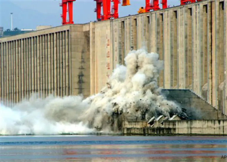 Im-Fruehjahr-2001-wurden-diese-provisorischen-Stauwaende