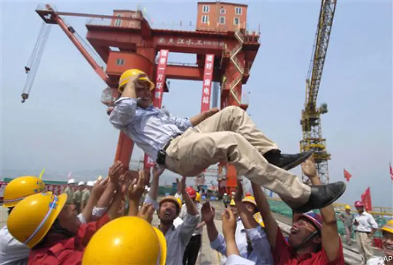 Bereits-im-Mai-2006-waren-die-Bauarbeiten-an-der-Staumauer-abgeschlossen-sechs-Monate-frueher-als-geplant-Seitdem-staut-sich-das-Wasser