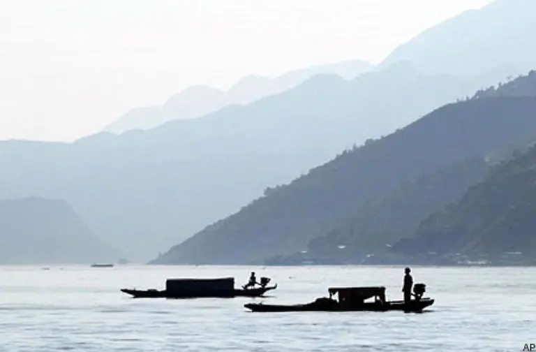 Der-Stausee-zwischen-den-Steilhaengen-erreicht-eine-Breite-von-etwa-1-5-Kilometern-Auch-flussaufwaerts-wird-der-Jangtse-breiter-und-tiefer-so-dass-er-auch-fuer-grosse-Schiffe-befahrbar-wird