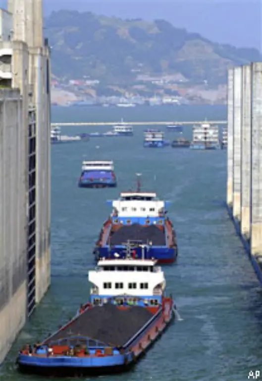 Tonnenschwere-Frachtschiffe-sollen-dazu-beitragen-dass-der-wirtschaftliche-Aufschwung-im-Landesinnern-ankommt