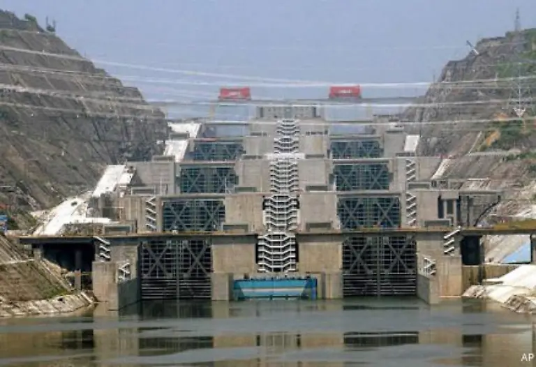 Eine-Schleuse-hilft-den-Schiffen-ueber-das-Staugefaelle-hinweg-Das-ausgekluegelte-Kammersystem-ist-seit-Juli-2004-funktionstuechtig-und-befahrbar