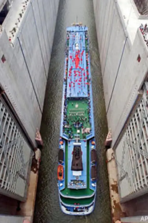 190-Meter-tief-verschwindet-dieses-Passagierschiff-in-der-Schleusenkammer