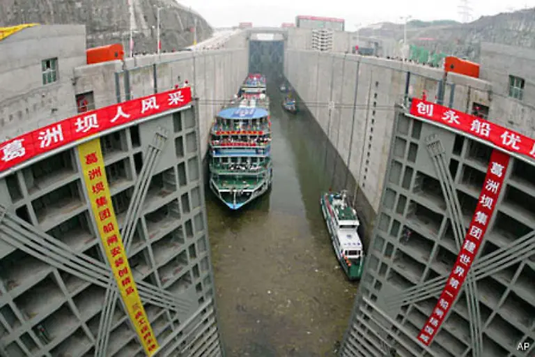 Ist-der-Hoehenunterschied-ausgeglichen-werden-die-Schiffe-wieder-auf-den-offenen-Fluss-entlassen