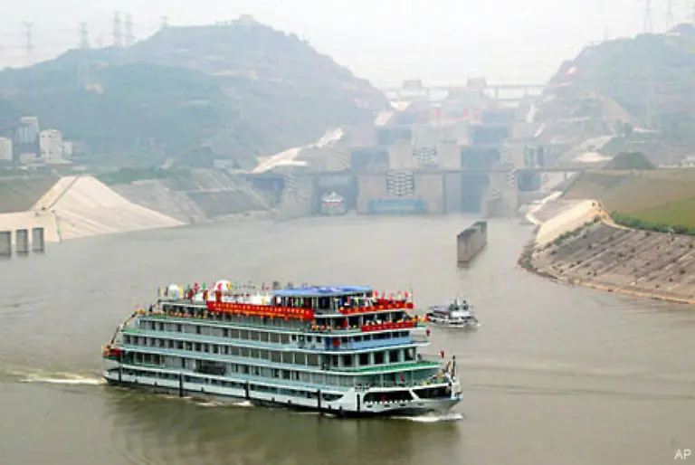 und-setzen-ihre-Fahrt-auf-der-anderen-Seite-der-Staumauer-fort