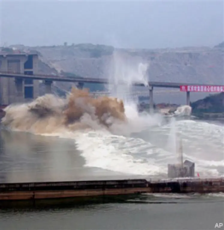 Etwa-25-Milliarden-US-Dollar-sind-nach-offiziellen-Angaben-in-den-Dammbau-geflossen-Inoffizielle-Quellen-rechnen-mit-Summen-von-mindestens-50-Milliarden-Dollar-Folgekosten-nicht-eingerechnet