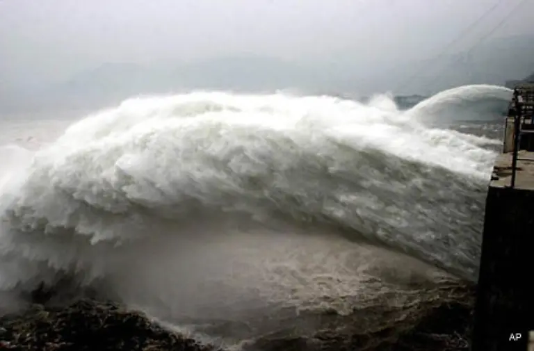 Die-maximale-Energieleistung-wird-erreicht-wenn-der-See-bis-zum-Rand-gefuellt-ist-Dann-drueckt-das-Wasser-mit-maximaler-Kraft-auf-die-Turbinen