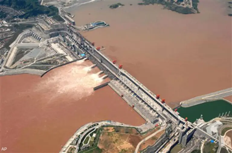 Die-negativen-Auswirkungen-des-massiven-Eingriffs-in-die-Natur-und-die-sozialen-Folgen-des-Projektes-beginnen-sich-immer-deutlicher-abzuzeichnen-Im-traegen-Wasser-des-Stausees-setzen-sich-Giftstoffe-aus-den-Zentren-der-umliegenden-Regionen-ab