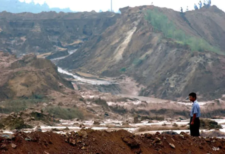 An-den-Uferboeschungen-drohen-Erdrutsche-Die-Boeden-erodieren-und-werden-fortgeschwemmt-Die-Millionen-Tonnen-Schlamm-die-der-Jangtse-jaehrlich-zum-Meer-transportiert-lassen-das-Staubecken-versanden