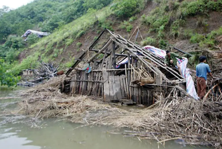 Doch-nicht-nur-die-Tiere-verschwinden-auch-die-Menschen-muessen-dem-Wasser-weichen