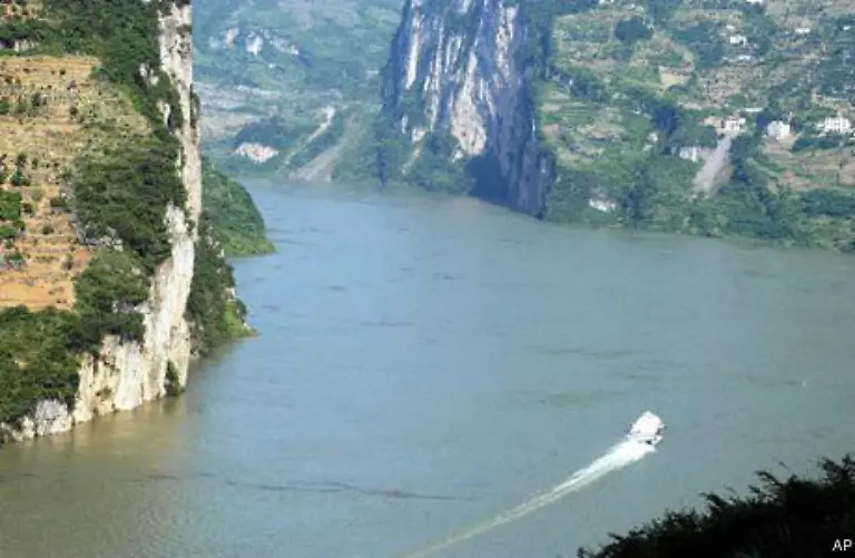 Das-idyllische-Drei-Schluchten-Tal-hat-sich-in-einen-bedrohten-Lebensraum-verwandelt-das-Naturschauspiel-Jangtse-durchlaeuft-die-Schluchten-nun-gebremst-und-in-geordneten-Bahnen