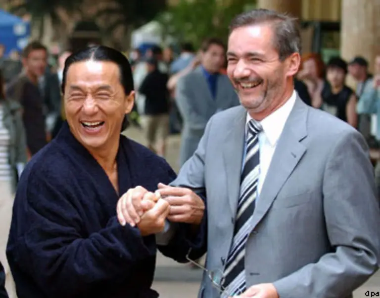 Der-Schauspieler-Jackie-Chan-hats-schon-hinter-sich-er-nahm-2003-ein-Bad-in-der-Orangerie-des-Schlosses-Sanssouci-Im-Bild-links-mit-Brandenburgs-Ministerpraesident-Matthias-Platzeck