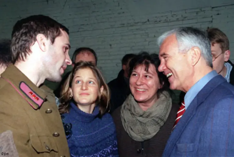 Jean-Jacques-Annaud-war-noch-schneller-Er-drehte-2000-den-Film-Duell-Enemy-at-the-Gates-ueber-die-Schlacht-von-Stalingrad-in-Babelsberg-Im-Bild-Der-damalige-brandenburgische-Ministerpraesident-Manfred-Stolpe-r-mit-Hauptdarsteller-Joseph-Fiennes