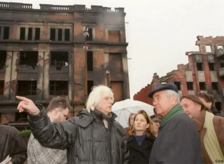 Als-Drehort-diente-auch-eine-ehemalige-sowjetische-Kaserne-in-Krampnitz-bei-Potsdam-Hier-wurde-der-Rote-Platz-von-Stalingrad-nachgebaut