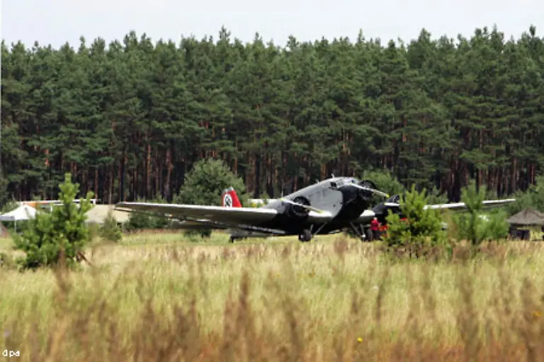 Die-landschaftliche-Vielfalt-der-Mark-zwischen-Wald-und-Heide-bietet-viele-Moeglichkeiten-fuer-Dreharbeiten-Im-Bild-Aufnahmen-fuer-den-Film-Valkyrie-in-Loepten-bei-Berlin