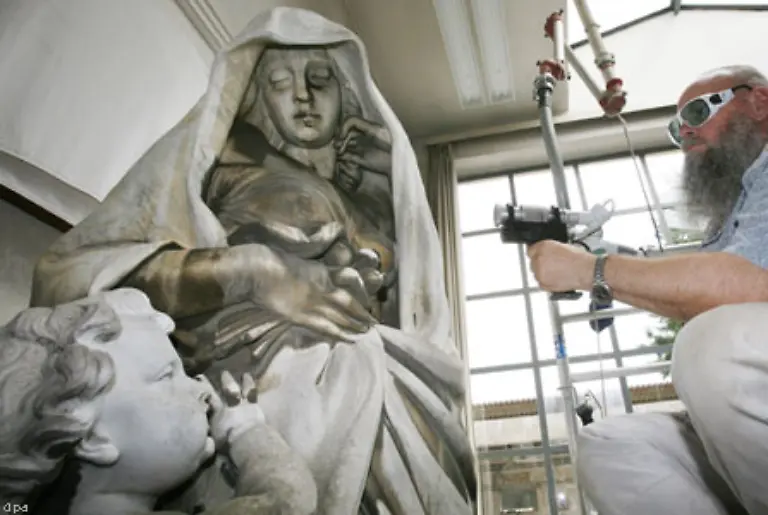 Damit-nimmt-die-Schloesserstiftung-jaehrlich-etwa-100-000-Euro-ein-und-nutzt-sie-fuer-Restaurierungsarbeiten-Im-Bild-Ein-Restaurator-bearbeitet-eine-Skulptur-der-Orangerie-im-Park-Sanssouci
