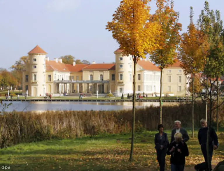 Aber-Brandenburg-verfuegt-ja-ueber-einen-reichen-Schatz-an-Burgen-und-Schloessern-Vom-literarisch-durch-Fontane-und-Tucholsky-beruehmt-gewordenen-Schloss-Rheinsberg