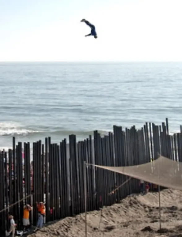 Wenn-Sie-auf-Sylt-am-Strand-spazieren-gehen-und-ploetzlich-fliegt-ein-Mann-keine-Moewe-an-Ihnen-vorbei-dann