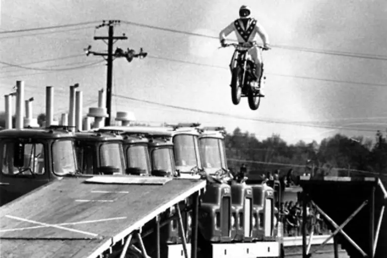 Beruehmt-ist-nur-einer-geworden-Robert-Craig-Knievel-weltweit-bekannt-als-Evel-Knievel-Ein-Teufelskerl-also-wirklich