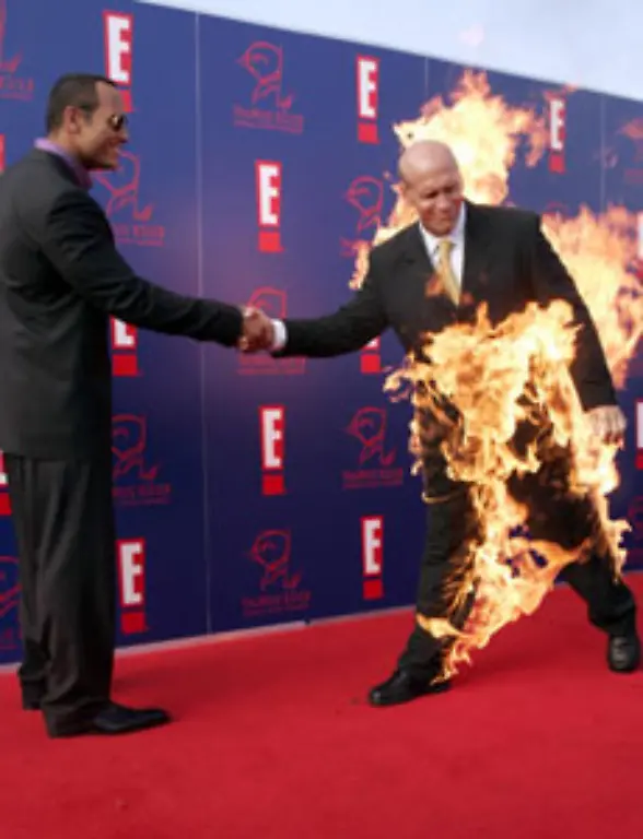 Feuer-macht-Eindruck-Aber-gehen-Sie-besser-nicht-so-zum-Vorstellungsgespraech-Schon-gar-nicht-bei-einer-Versicherung