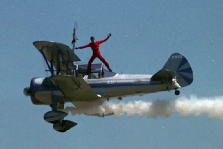 Immer-beliebt-Stunts-mit-Flugzeugen
