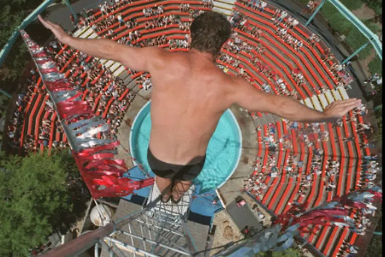 Und-fuer-die-naechste-Freibad-Saison-bietet-sich-der-so-genannte-Todessprung-an