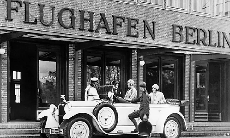 und-am-8-Oktober-1923-wurde-der-erste-Verkehrsflughafen-der-Welt-in-Betrieb-genommen-Die-erste-Flugstrecke-ging-von-Berlin-nach-Koenigsberg