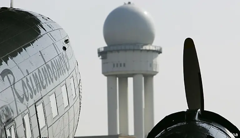 Waehrend-des-Kalten-Krieges-spielte-die-kugelfoermige-Radarantenne-des-Flughafens-Tempelhof-eine-bedeutende-Rolle-Sie-war-der-oestlichste-Flugueberwachungsapparat-der-USA