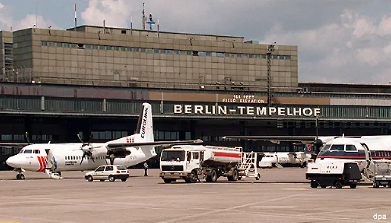 Ab-1950-wurde-der-Flughafen-vom-amerikanischen-Hohen-Kommissar-zur-zivilen-Nutzung-freigegeben