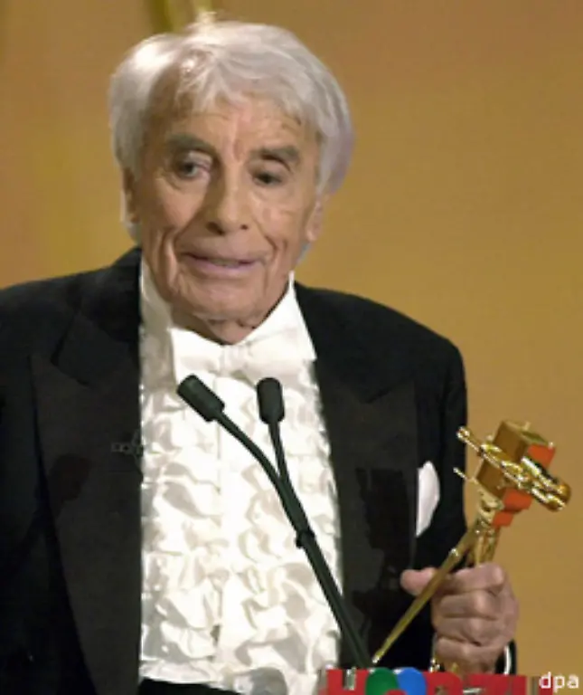 1997-wird-er-mit-dem-Bambi-fuer-sein-Lebenswerk-ausgezeichnet-Sechs-Jahre-spaeter-folgt-die-Goldene-Kamera-2003-der-Ehren-Bambi