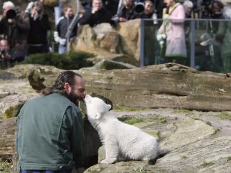 Zusammen-mit-der-enorm-grossen-Fangemeinde-genoss-Pfleger-Doerflein-die-gluecklichen-Momente-in-der-Spielshow
