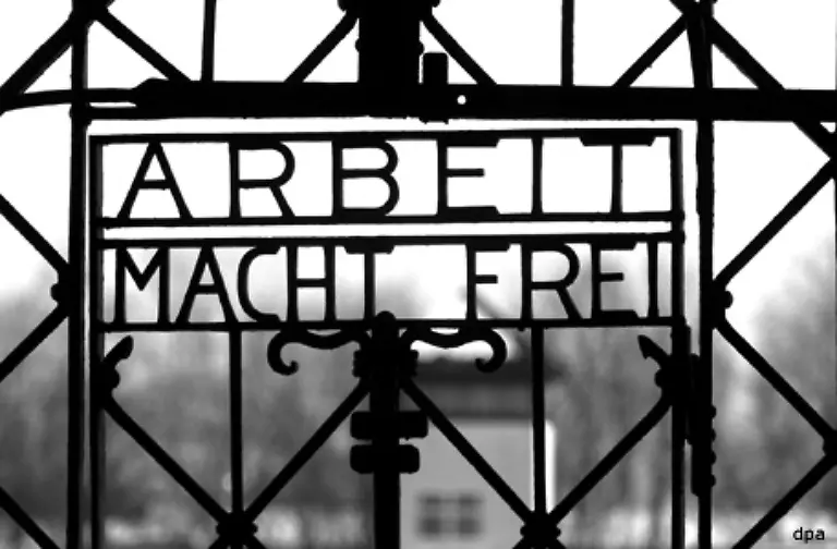 Aeusserst-umstritten-ist-auch-sein-Besuch-auf-Bitten-der-SS-1941-mit-dem-Gaertnerplatzensemble-im-KZ-Dachau-Bis-heute-laesst-sich-nicht-eindeutig-klaeren-ob-er-SS-Angehoerige-dort-unterhalten-hat
