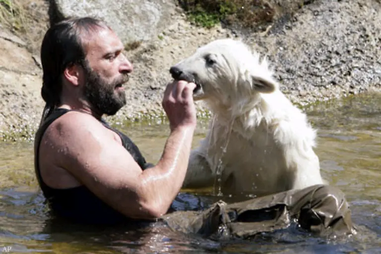 133-badete-und-tauchte-ausgelassen-im-Wassergraben
