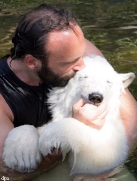 Mittlerweile-sind-Doerflein-die-taeglichen-Rangeleien-und-Liebkosungen-mit-Knuddel-Knut-verboten