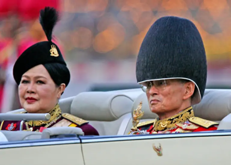 Im-Feiern-ist-der-dienstaelteste-Monarch-der-Welt-hier-mit-Koenigin-Sirikit-geuebt