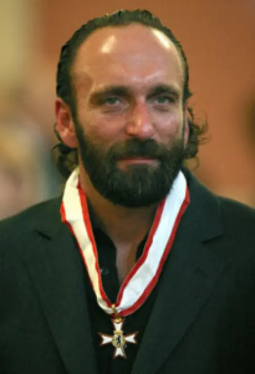 Doerflein-ist-immer-noch-dort-um-Knut-zu-fuettern-ihn-ins-Freie-zu-lassen-und-mit-ihm-zu-reden-Fuer-seinen-baerenstarken-Einsatz-wurde-ihm-uebrigens-der-Verdienstorden-des-Landes-Berlin-verliehen